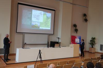 Profesor przemawiający do uczestników konferencji