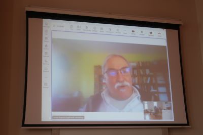 Prelegenci dyskutujący przed zebranymi na konferencji