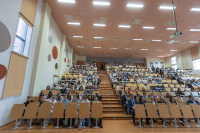 Widok zebranych na konferencji oglądający debatę