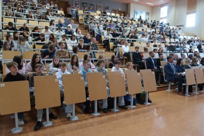 Widok zebranych na konferencji oglądający debatę