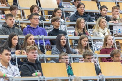 Widok zebranych na konferencji oglądający debatę