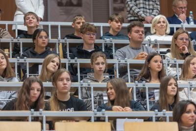Widok zebranych na konferencji oglądający debatę