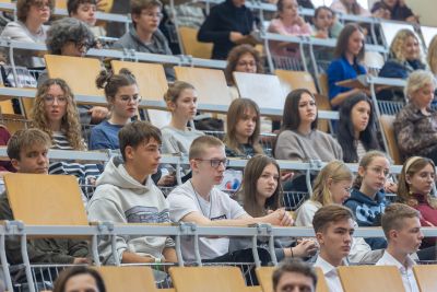 Widok zebranych na konferencji oglądający debatę
