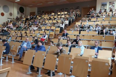 Widok zebranych na konferencji oglądający debatę