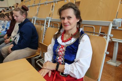 Wystawca stoiska pozująca do zdjęcia