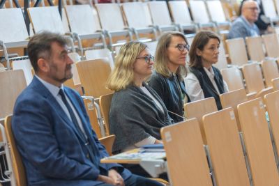 Organizatorzy konferencji oglądający wykład