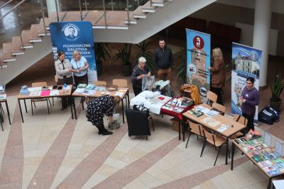 Wystawcy rozkładający swoje stoiska