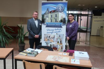 Wystawcy pozujący do zdjęcia