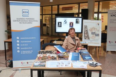 Wystawca pozujący do zdjęcia