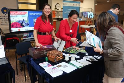Wystawcy pozujący do zdjęcia