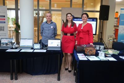 Wystawcy pozujący do zdjęcia