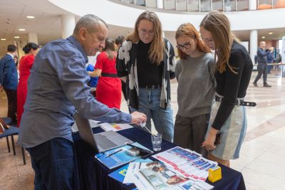 Wystawca pokazujący swoją działalność zainteresowanym