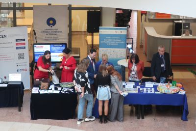 Wystawcy pokazujący swoją działalność zainteresowanym