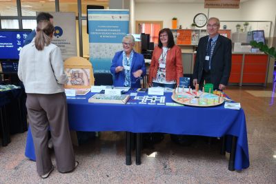 Wystawca pokazujący swoją działalność zainteresowanym