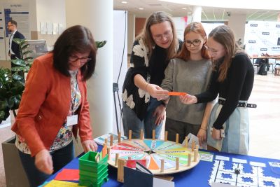 Wystawca pokazujący swoją działalność zainteresowanym