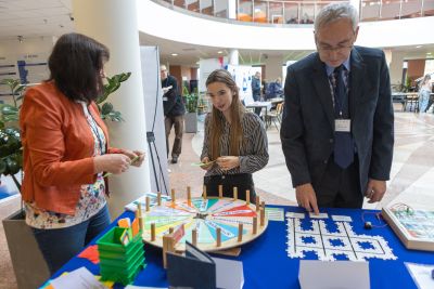 Wystawca pokazujący swoją działalność zainteresowanym