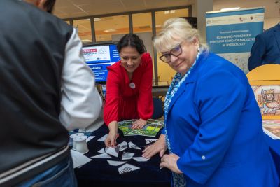 Wystawcy pokazujący swoją działalność zainteresowanym