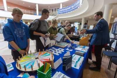 Wystawcy pokazujący swoją działalność zainteresowanym
