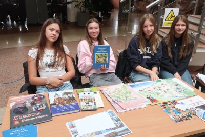 Wystawcy pozujący do zdjęcia