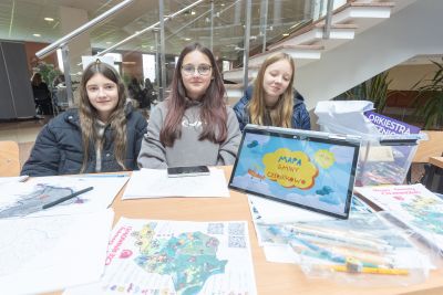 Wystawcy pozujący do zdjęcia