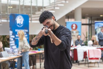 Uczestnik konferencji pozujący do zdjęcia