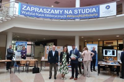 Dyrektor departamentu edukacji pozująca do zdjęcia wraz z wystawcami