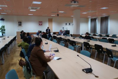 Zebrani na konferencję uczestniczący w warsztatach edukacyjnych