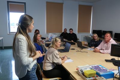 Zebrani na konferencję uczestniczący w warsztatach edukacyjnych