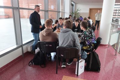 Zebrani na konferencję uczestniczący w warsztatach edukacyjnych