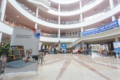 Zebrani na konferencję uczestniczący w warsztatach edukacyjnych