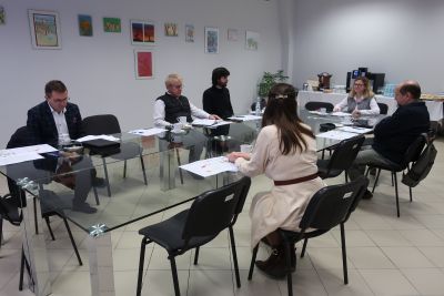 Członkowie kapituły obradujący nad wynikami konkursu