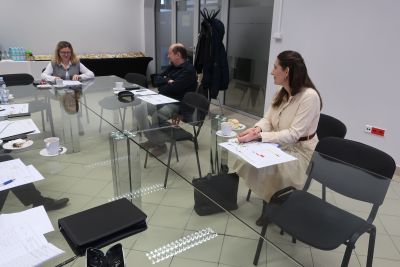 Członkowie kapituły obradujący nad wynikami konkursu