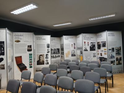 wystawa opowiadająca o Marianie Rejewskim