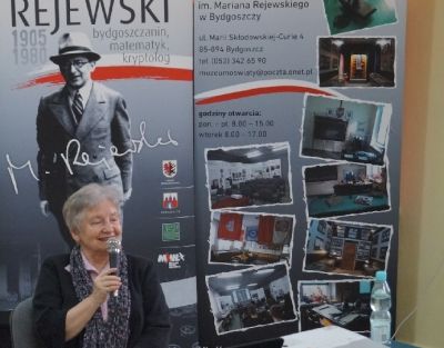 Kobieta opowiadająca o wystawie