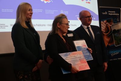 Organizatorzy konferencji pozujący do zdjęcia