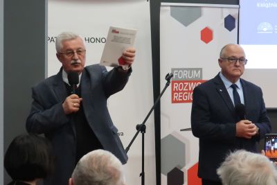 Organizator konferencji przemawia do zgromadzonych