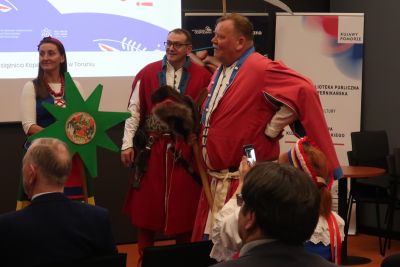 Osoby ubrane w regionalne stroje