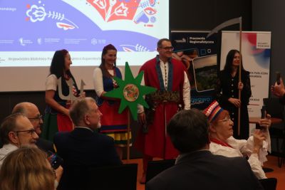 Osoby ubrane w regionalne stroje