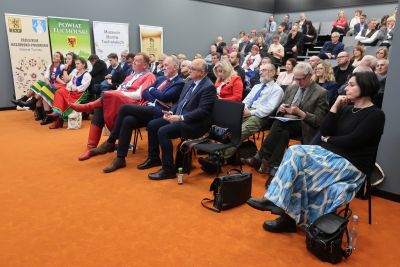 Zebrani na kongresie oglądący film