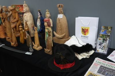 Suweniry związane z kulturą regionalną leżące na stole