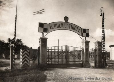 Brama wjazdowa na tern koszar 4. Pułku Lotniczego w Toruniu