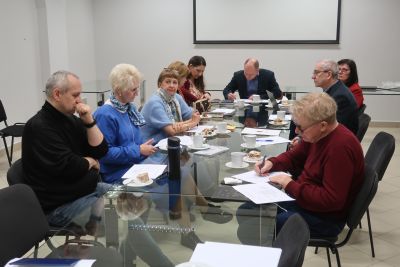 Zebrani na spotkaniu debatujący przy stole