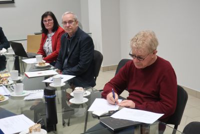 Zebrani na spotkaniu debatujący przy stole