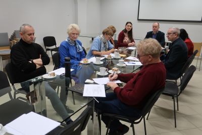 Zebrani na spotkaniu debatujący przy stole