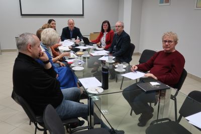 Zebrani na spotkaniu debatujący przy stole