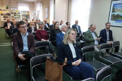 Zaproszeni na seminarium patrzący na scenę