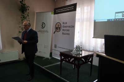 Prelegent przemawiający do zaproszonych