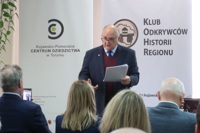 Prelegent przemawiający do zaproszonych