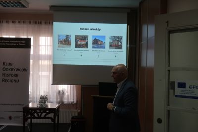 Prelegent na tle prezentacji multimedialnej