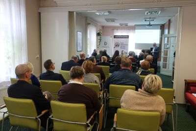 Zaproszeni na seminarium patrzący na scenę